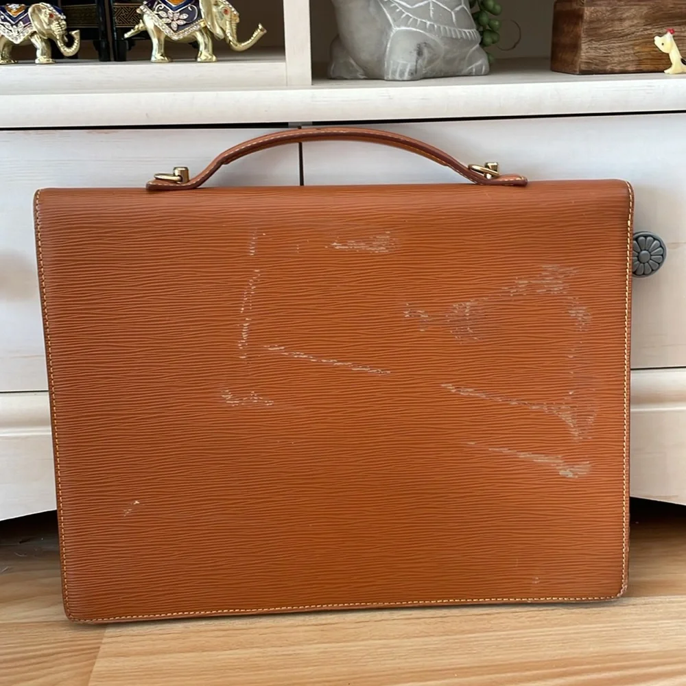 🚨LOUIS VUITTON🚨Tan Epi leather briefcase/portfolio (marks + peeling) - Picture 3 of 17